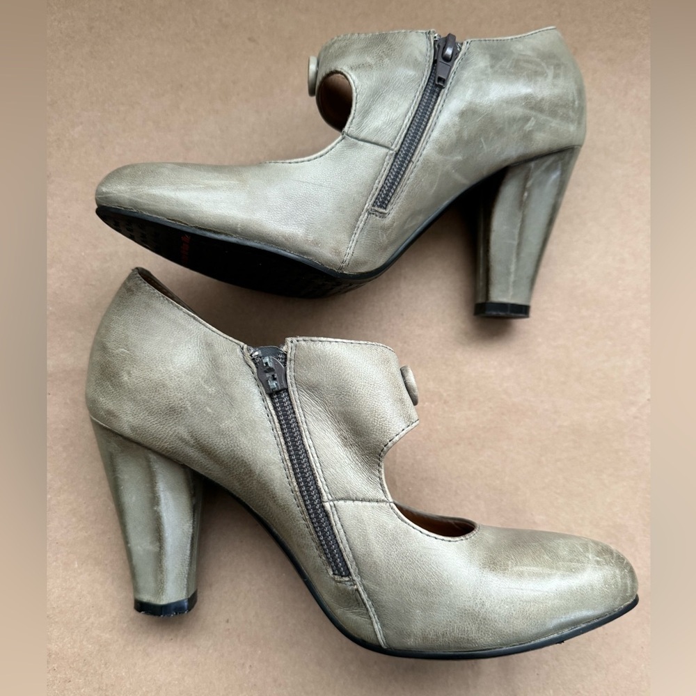 Miz Mooz Green Leather 3” Pump With Button Detail Strap. Size 6.5 - Picture 4 of 8